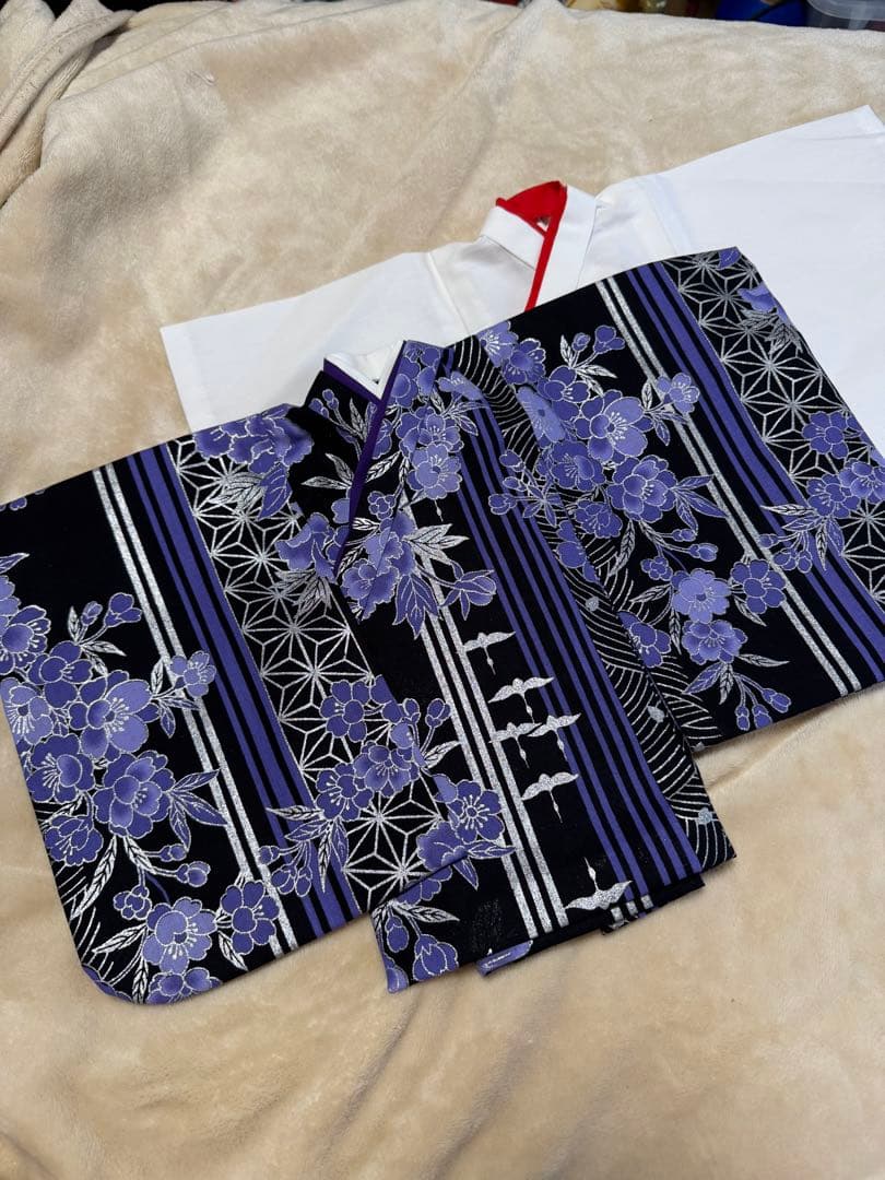 なの　黒地銀彩牡丹柄着物袴