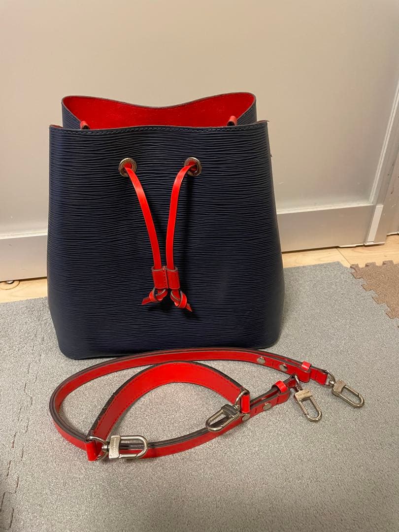 ネイビーとレッドの巾着型バッグ　ルイヴィトン　エピ　美品　ネオノエ