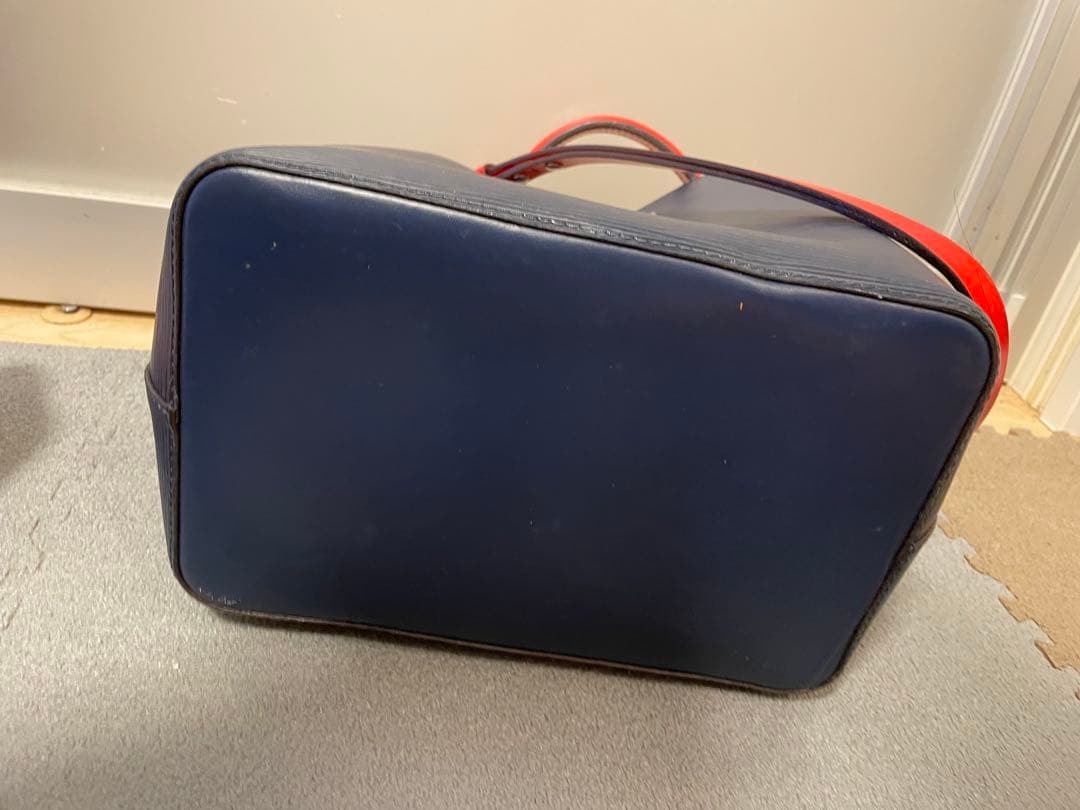 ネイビーとレッドの巾着型バッグ　ルイヴィトン　エピ　美品　ネオノエ