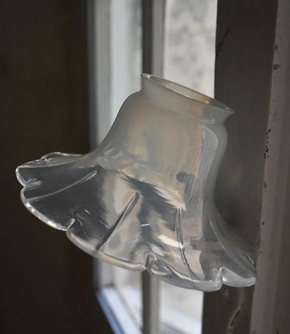 美品　フランスアンティーク　花フォルム　オパリン　ガラスシェード