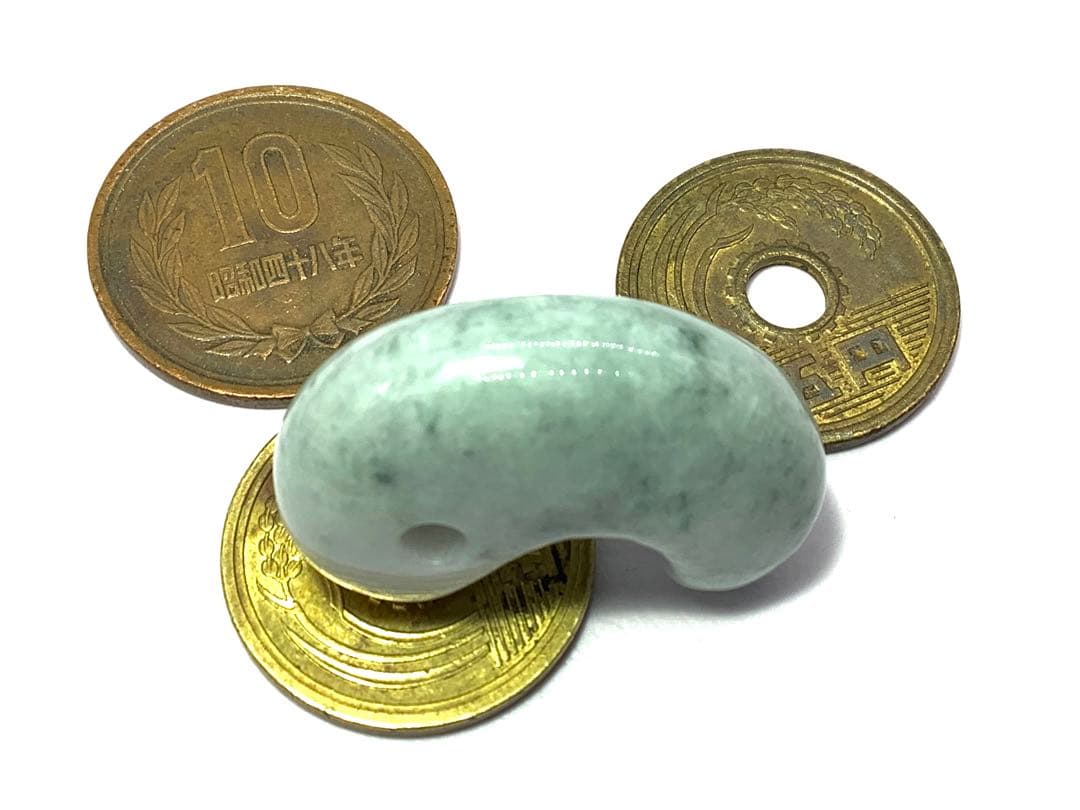 ⭕️高価な氷種　糸魚川翡翠勾玉*ジェダイト　10万円以下ではありません‼️ 鑑定済み