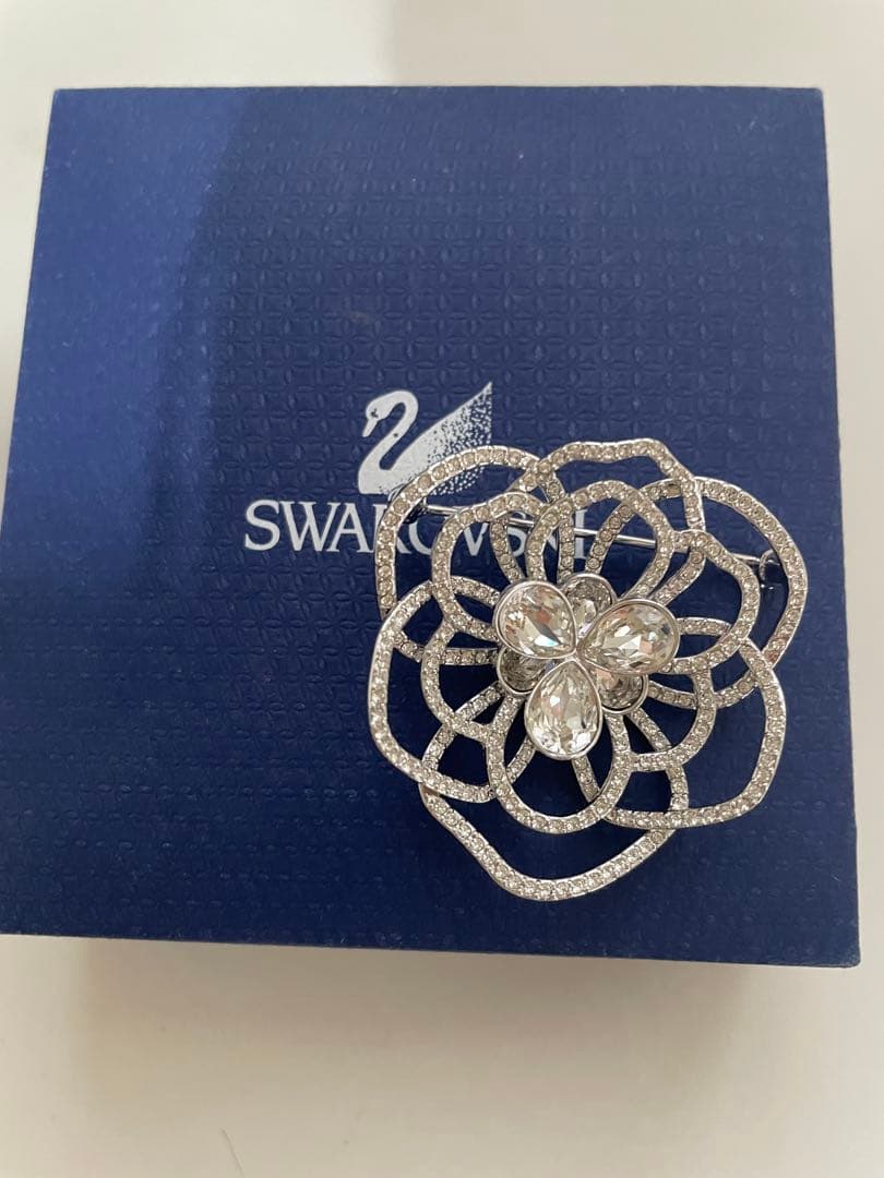 美品❗️スワロフスキーお花のブローチ