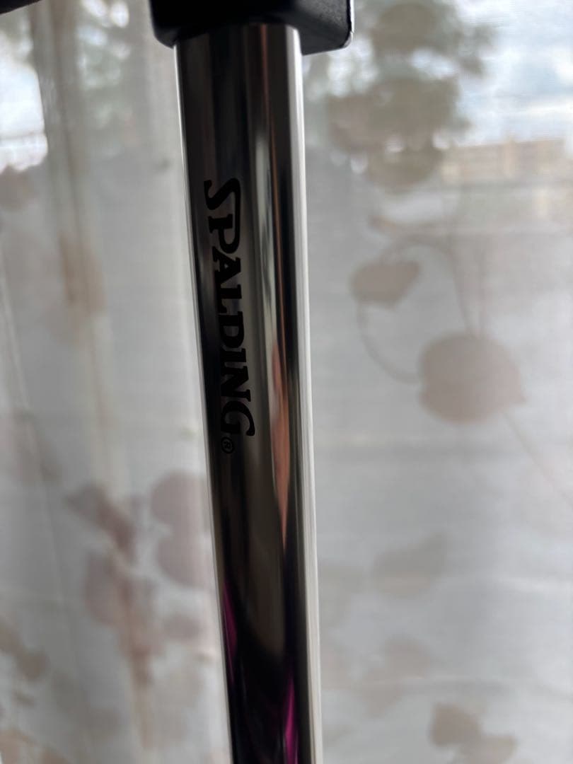 黒とピンクの中型キャリーケース