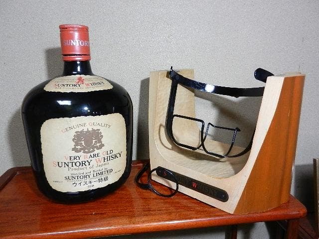 木製台座のブランコに取り付けられた特大４０００ｍｌオールドのボトル（希少品）