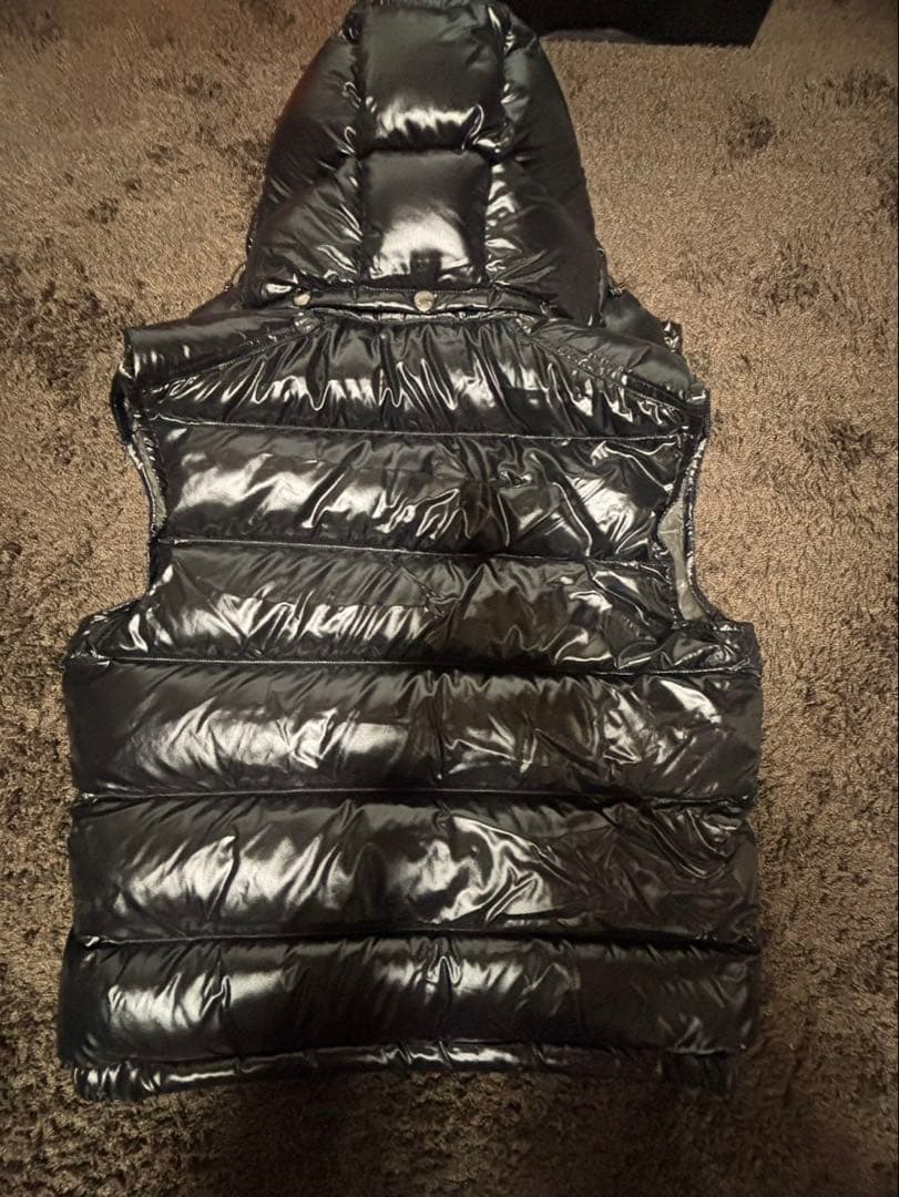 MONCLER ブラック フード付きダウンベスト