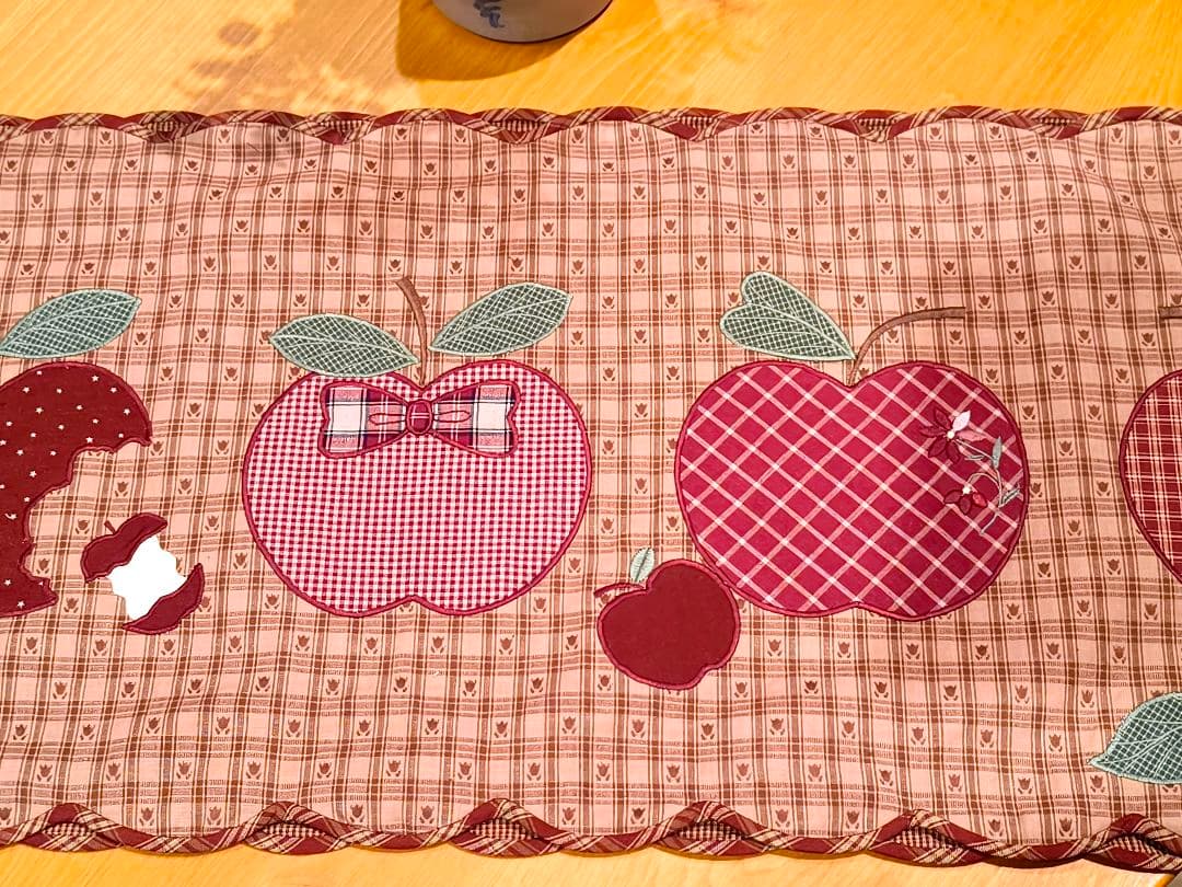 ⭐️アメリカンカントリー雑貨❤️りんごෆいっぱいテーブルセンター(タッセル付き)