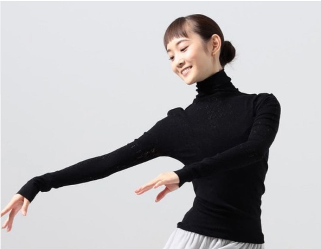 【新品】チャコットノーソーイングニット ローズモチーフ　タートルネック　黒