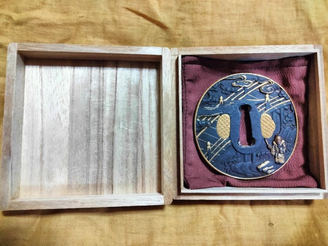 鉄鍔　鐔　(無銘宗典　橋袂賢人図)　江戸時代　金覆輪　金埋金　箱付き