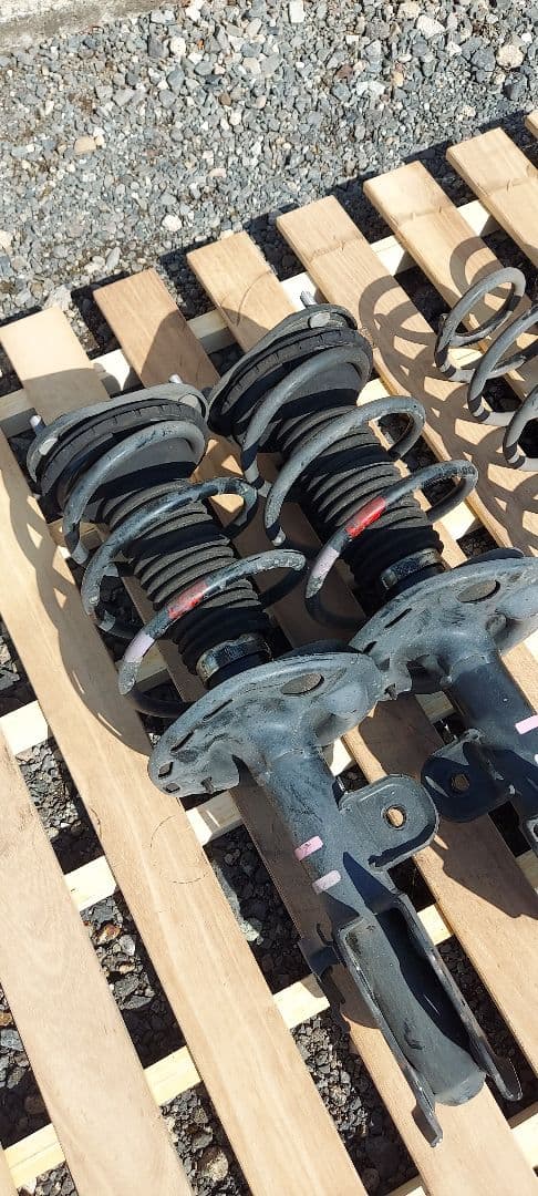 30プリウス純正サスペンションキット(ショックアブソーバー、スプリング)