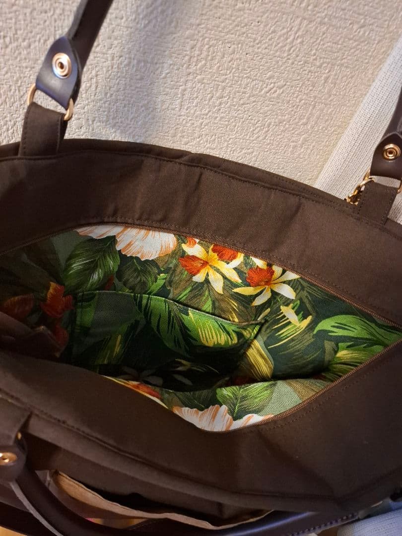 ハワイアンキルト　大きめ横長　バッグ　フロント　バス　2WAY　革タグチャーム付