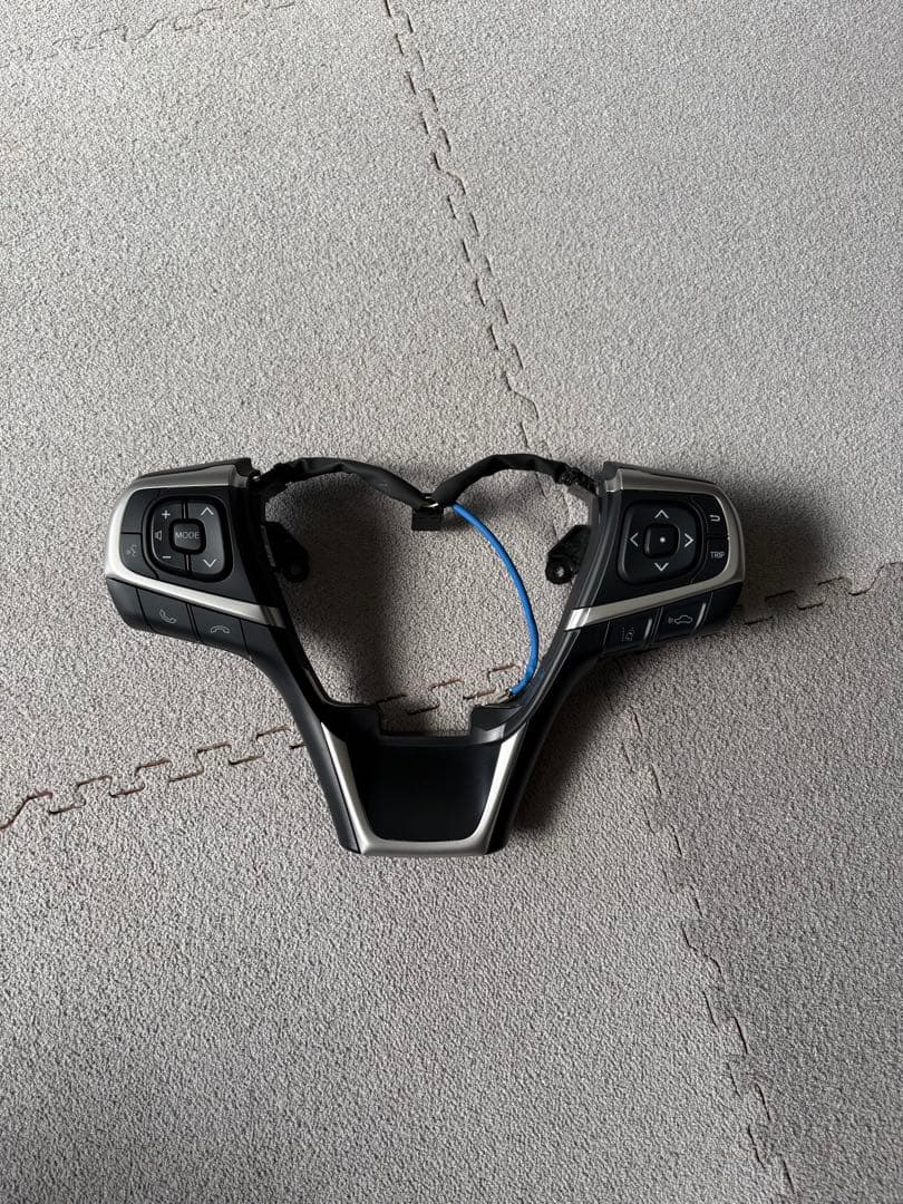 ハリアー60系　ステアリングスイッチ　美品 ノア・ヴォクシー 80 流用