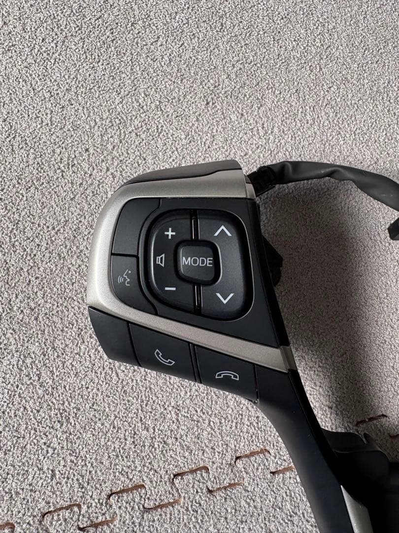 ハリアー60系　ステアリングスイッチ　美品 ノア・ヴォクシー 80 流用