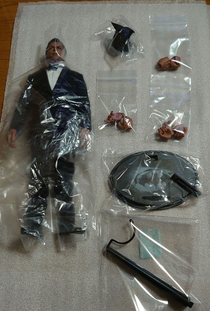 最終値下げ ホットトイズ ブルース・ウェイン 1/6 フィギュア