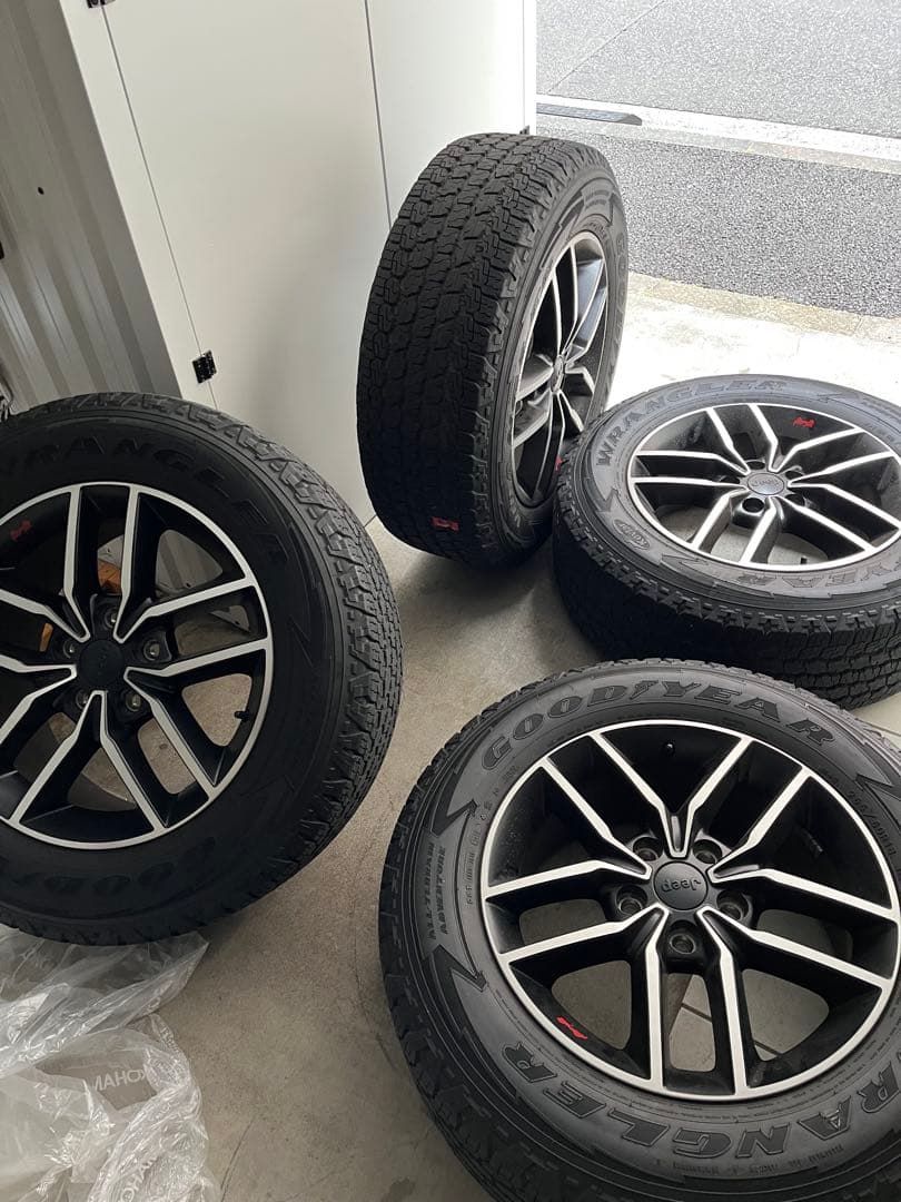 JeepグランドチェロキーWK36タイヤホイールセット4本(265/60R18)