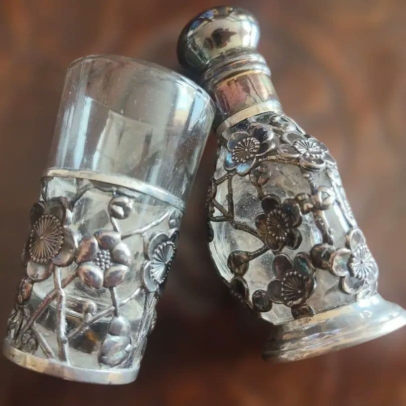 日本製、梅花模様のガラスと金属製装飾品、オ−ルドシルバー-ボトル、塩入れとグラス