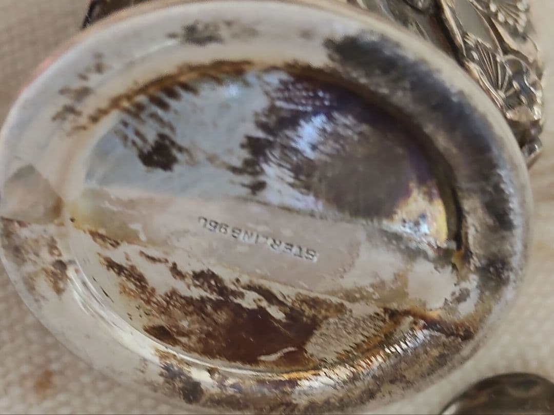 日本製、梅花模様のガラスと金属製装飾品、オ−ルドシルバー-ボトル、塩入れとグラス