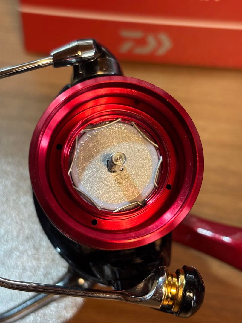 極美品　ダイワ 25 フエゴ LT2000S-XH