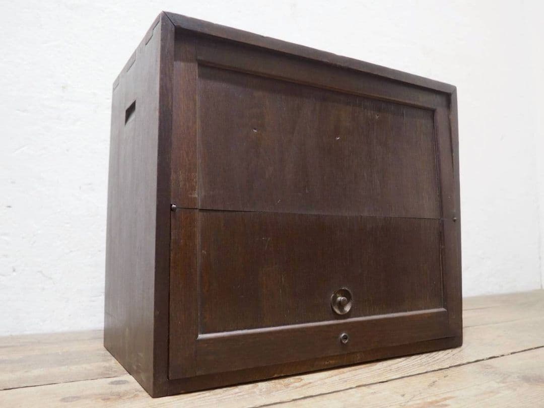 1136 アンティーク　格納扉の飾り棚　陳列台　キャビネット　古家具　レトロ