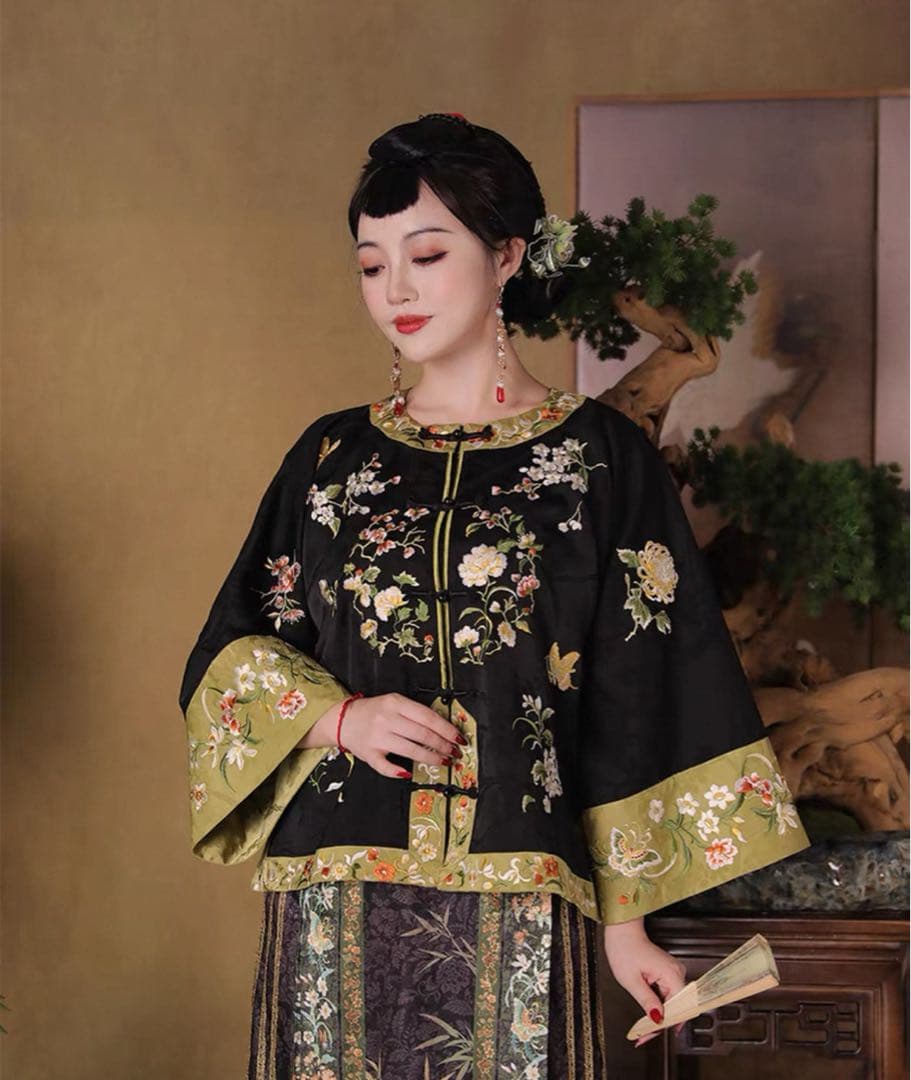中華風 清時代刺繍短めチャイナジャケット上着トップス改良型漢服風短コーデ撮影写真