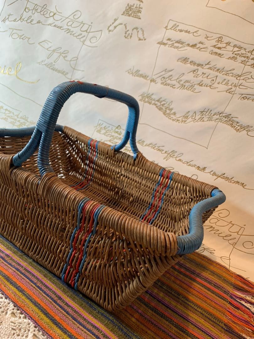 フランス製　アンティーク　ビニールの編み込みの色合いと形が素敵なバスケット！