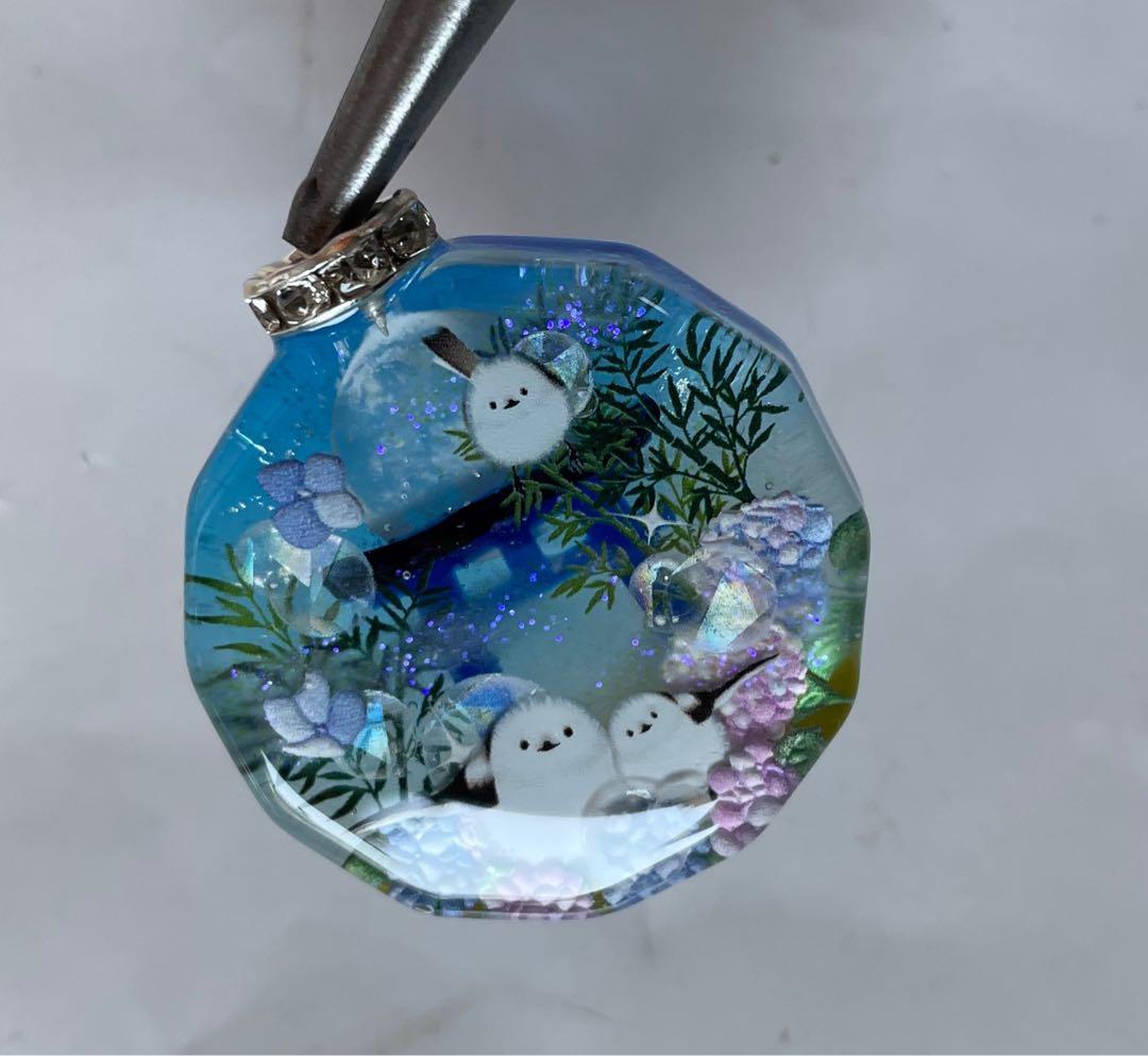 RUKURUKU/紫陽花と鳥居とシマエナガ　蓄光　オルゴナイトキーホルダー