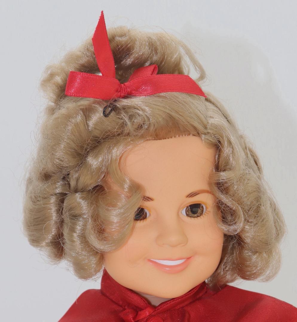 シャーリーテンプル　赤と金の衣装の人形