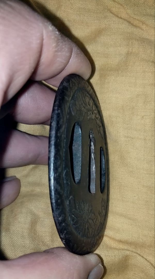 珍品　鉄鍔　鐔　(八代永吉作　菊花象嵌図)　江戸時代　志水永吉　甚吾　箱付き