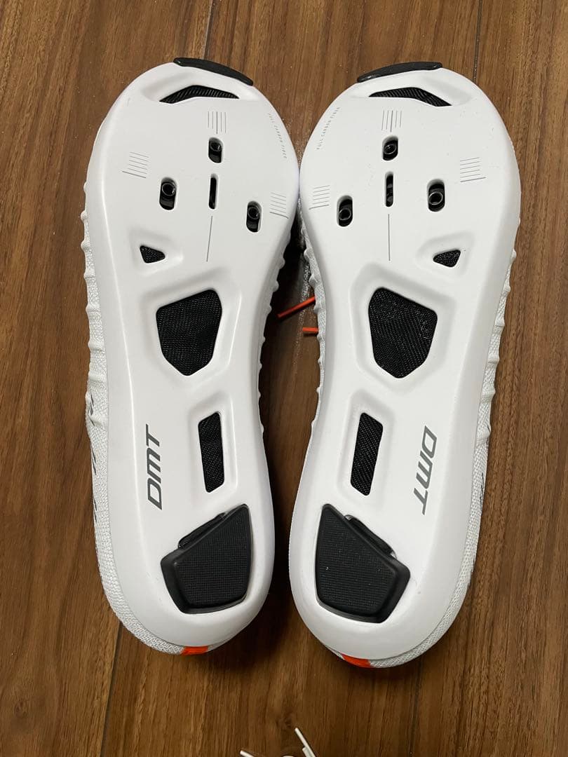 DMT (ディーエムティー） POGIS ホワイト 43サイズ