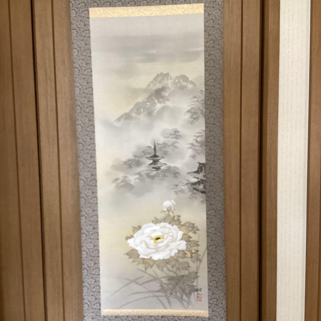 小倉理山筆　　　絹本彩色画【　古　都　富　貴　図　】　掛軸一幅　軸先紫檀　559