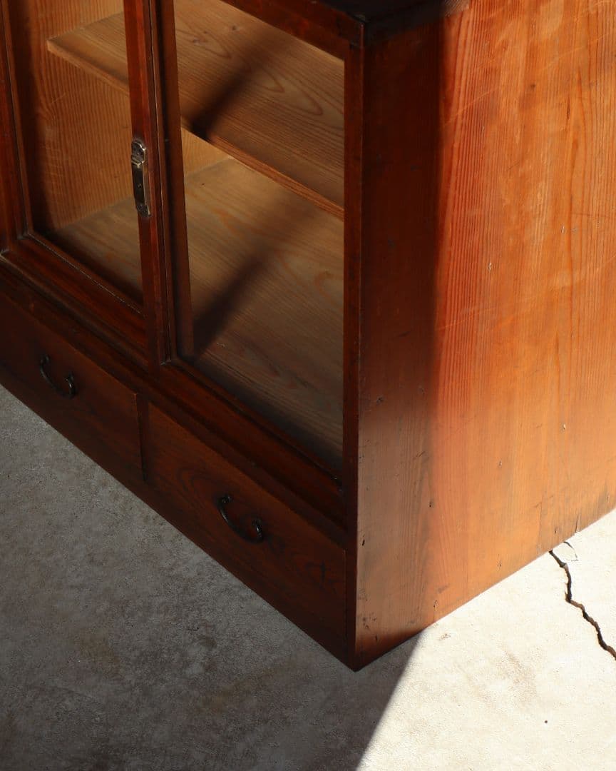 古い松(マツ)材ガラス戸棚　古道具 古家具 アンティーク 戸棚 カフェ ガラス