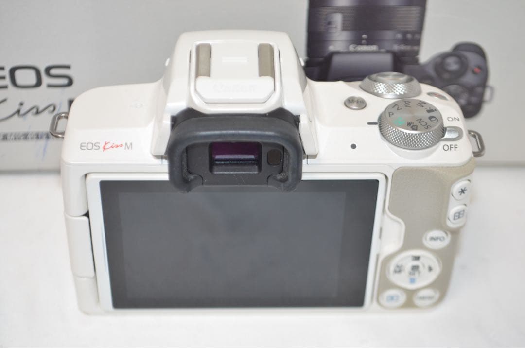 ★美品★お洒落ホワイト♪高性能ミラーレス！スマホ転送OK★キヤノン Kiss M