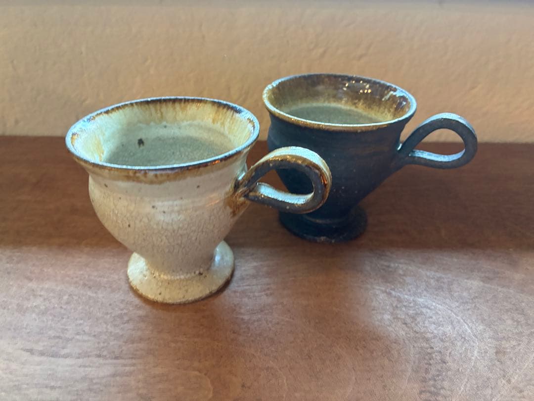唐津焼　白と黒の陶器カップ2個セット