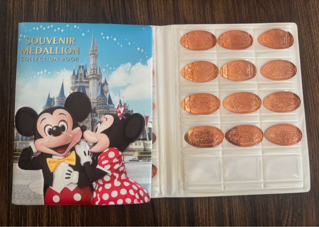 ディズニーリゾート メダルブック 35周年記念メダル+2018年メダル　計42枚