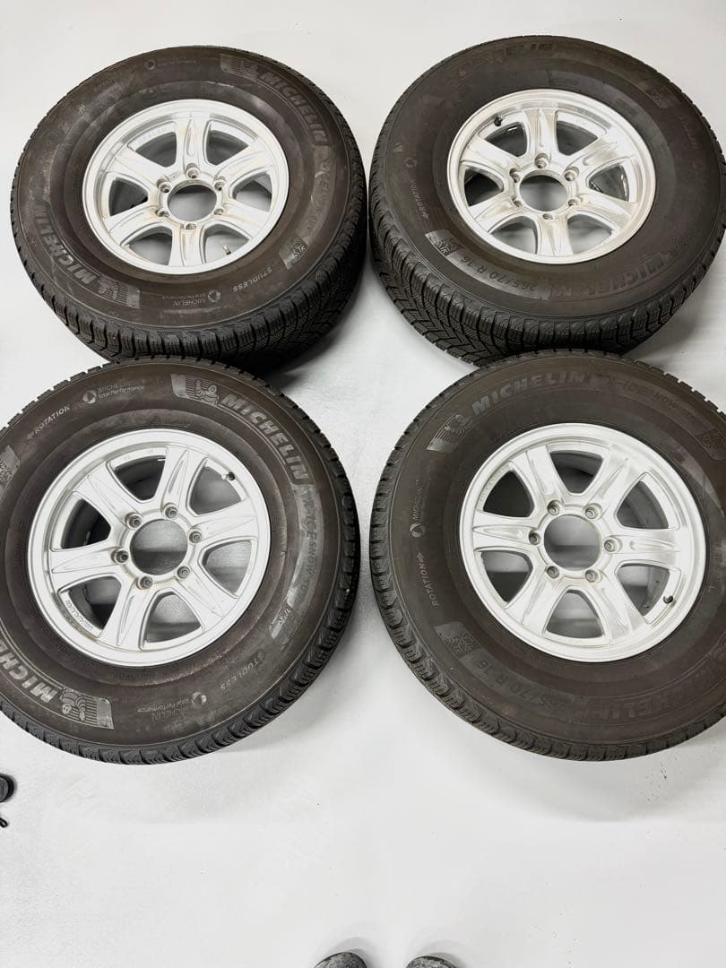 265/70R16 スタッドレスタイヤ　PCD139.7/6H.26