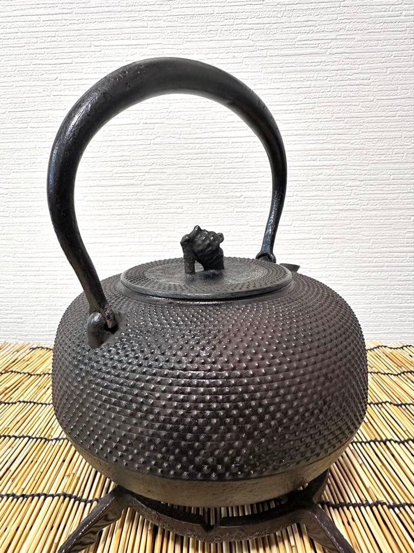 ＵＳＥＤ、良品　南部秀山堂　佐藤 勝弘作　１８型アラレ　鉄瓶　南部鉄瓶　南部鉄器