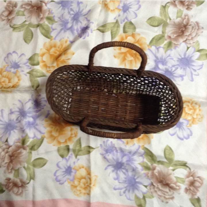 40年以上前に作られたあけびのつるカゴです。