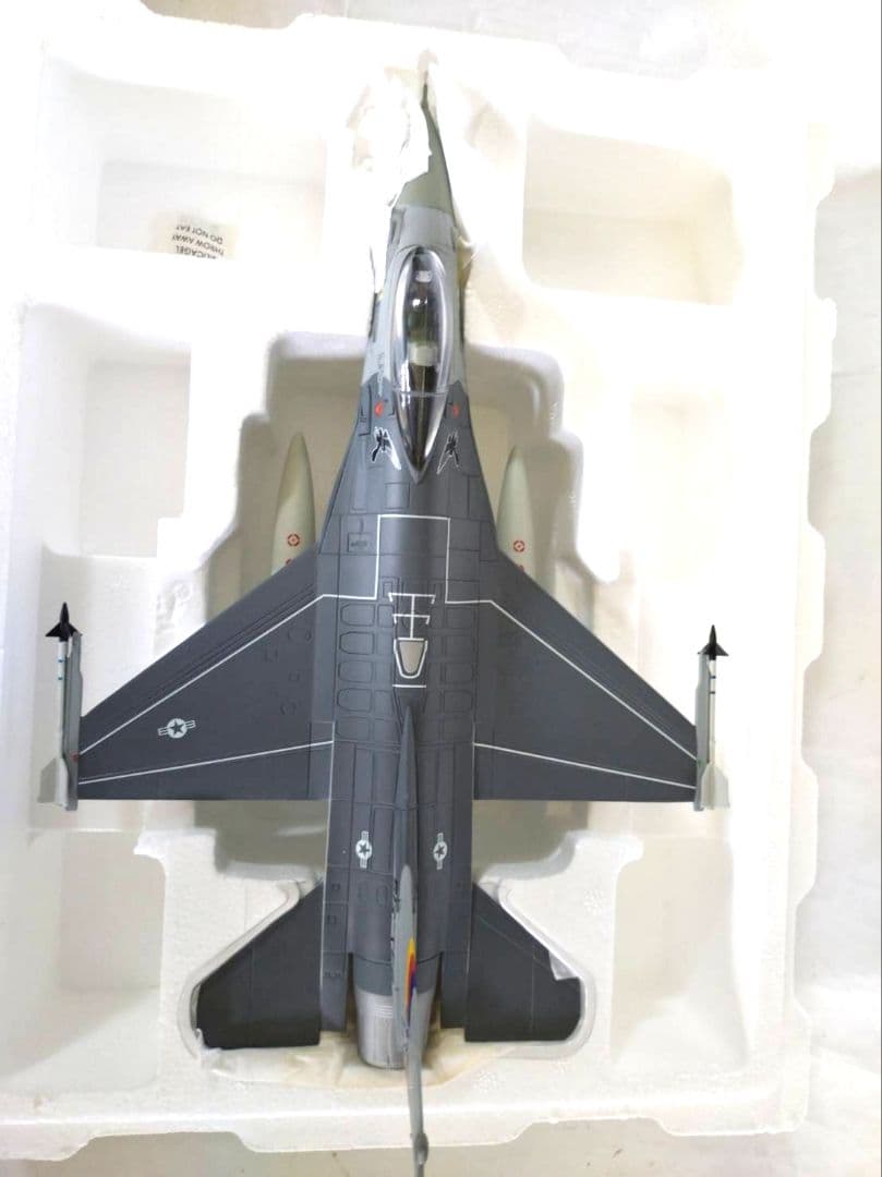 未使用開封品　1/48　COLLECTION ARMOUR F-16ファルコン