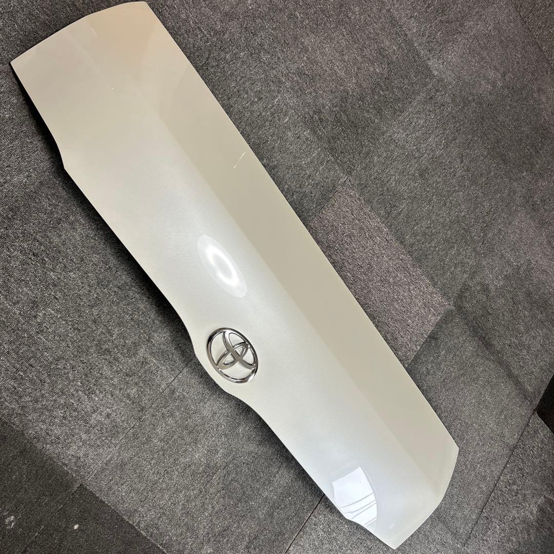 新車外し　200系 ハイエース 純正 ボンネット 070 ホワイトパール送料込み