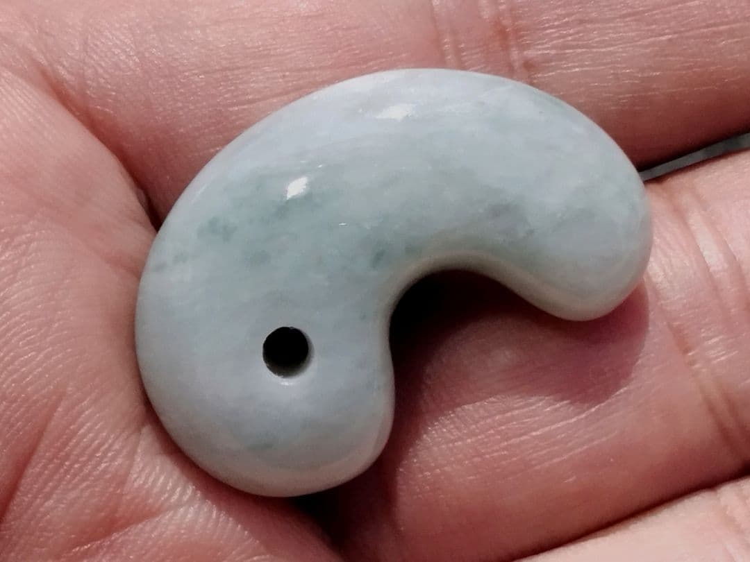 ⭐️本物をお身近に　吉祥開運の糸魚川翡翠勾玉　本物ジェダイト‼️　外部鑑別書付