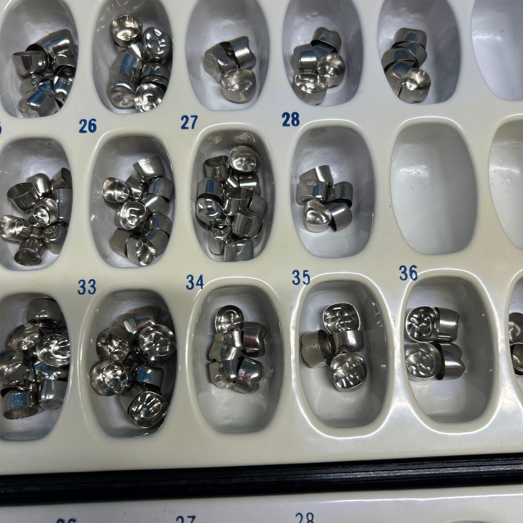 歯科技工　サンキン　乳歯冠　上下　です。