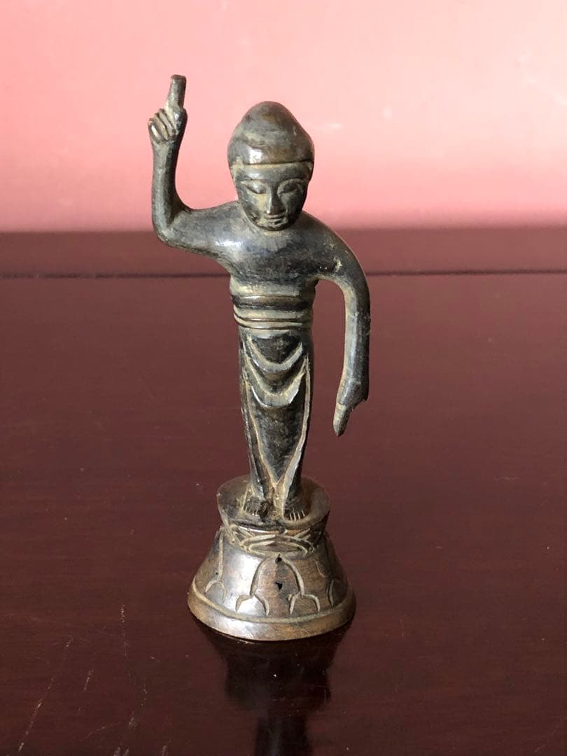 古代様式を持つ古銅誕生仏桐箱入