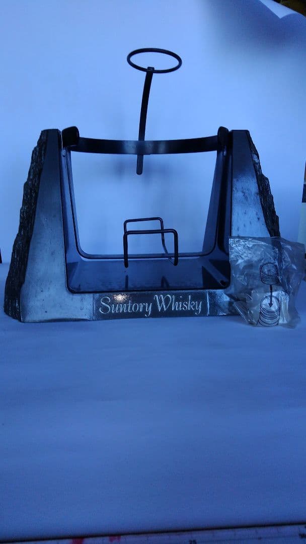 サントリーリザーブ容量4Ｌボトル１本を飾る鋳物製の陳列台です。