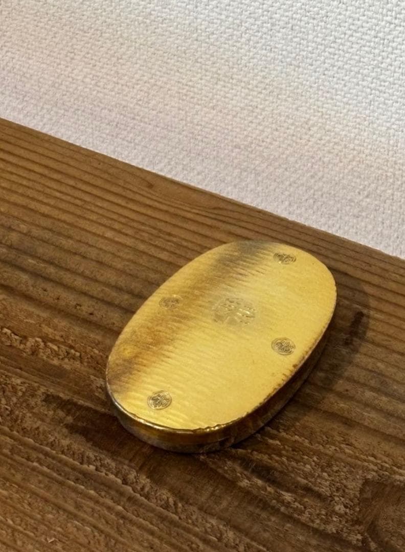 金色 楕円形 鍔(つば) 打ち出し模様