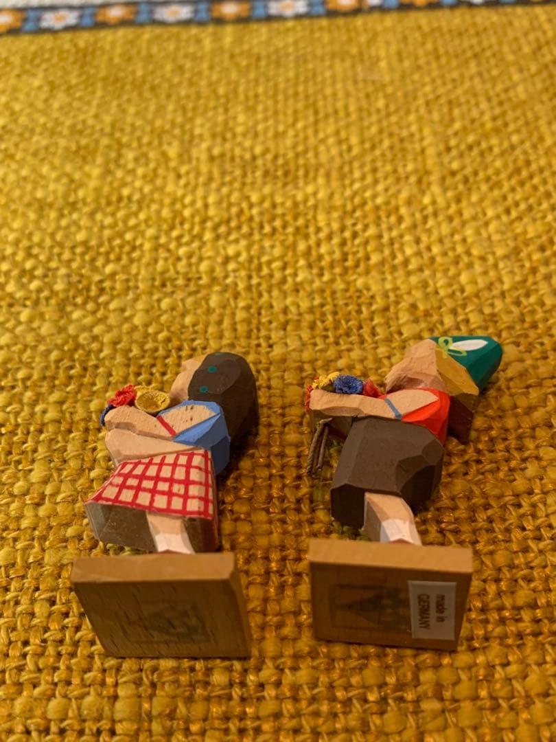 ドイツ製　エルツ山地　ヘルビッヒ工房　木製人形ザイフェン　花を持つ男女の子ペア！