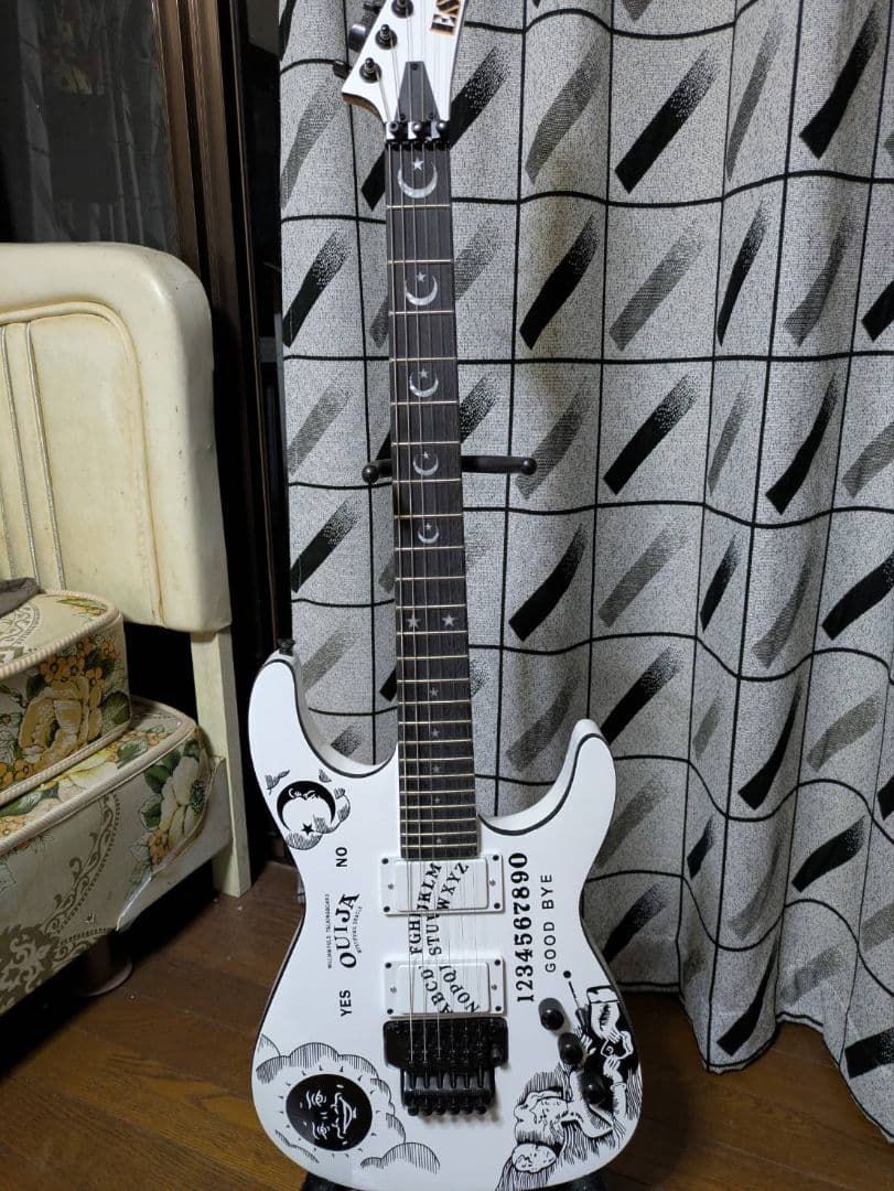 オカルトデザイン エレキギター ホワイト　ノーブランド