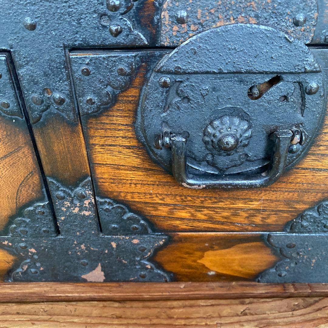 日本の伝統的な木製タンス　時代箪笥風　鍵付き　工芸品