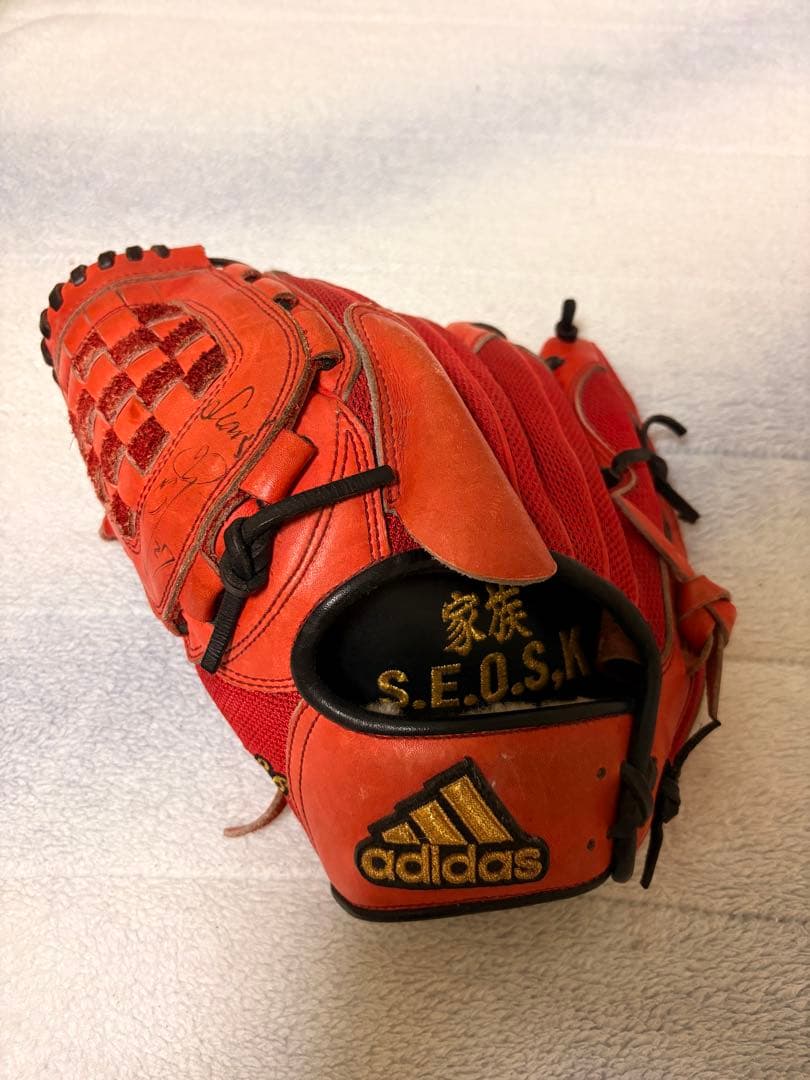内海哲也　巨人時代最後の使用グローブ　西武時代のサイン付