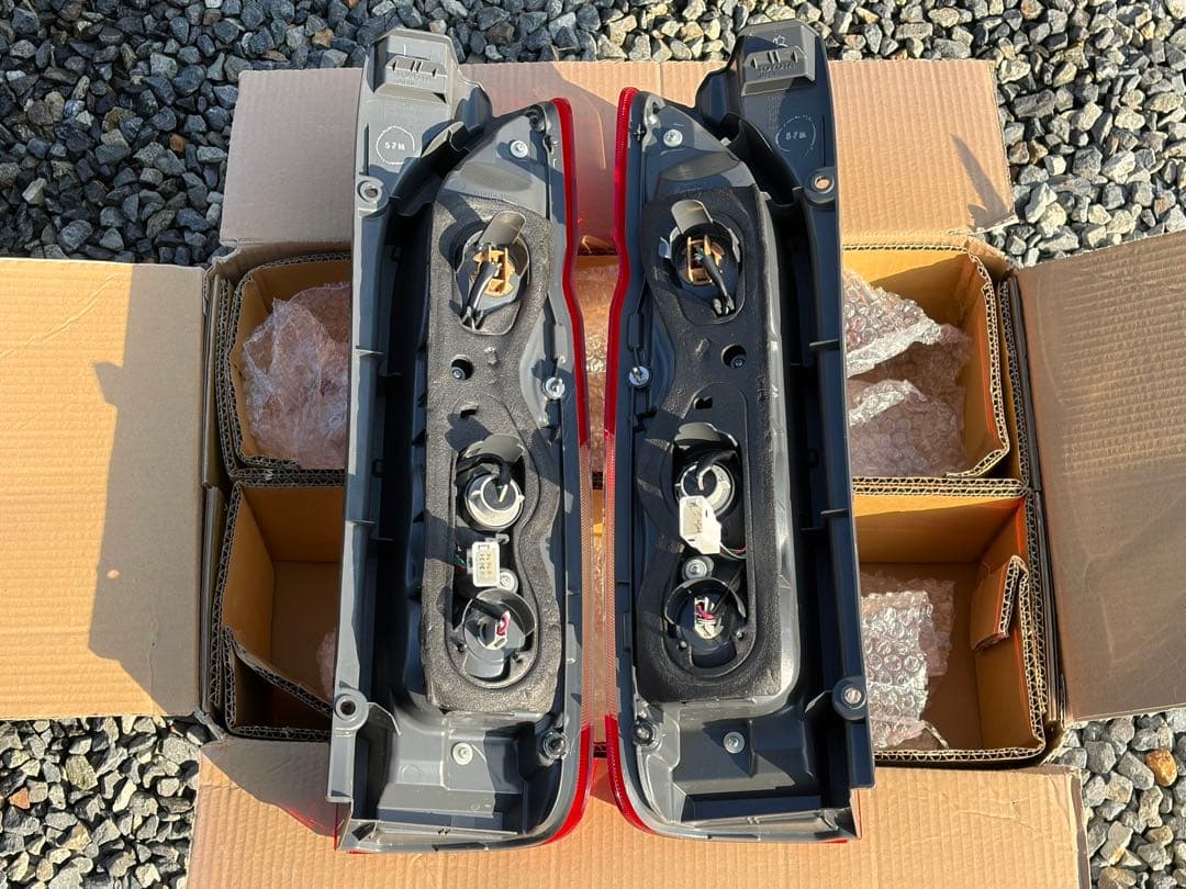 ハイエースGL　4型　純正テールランプ