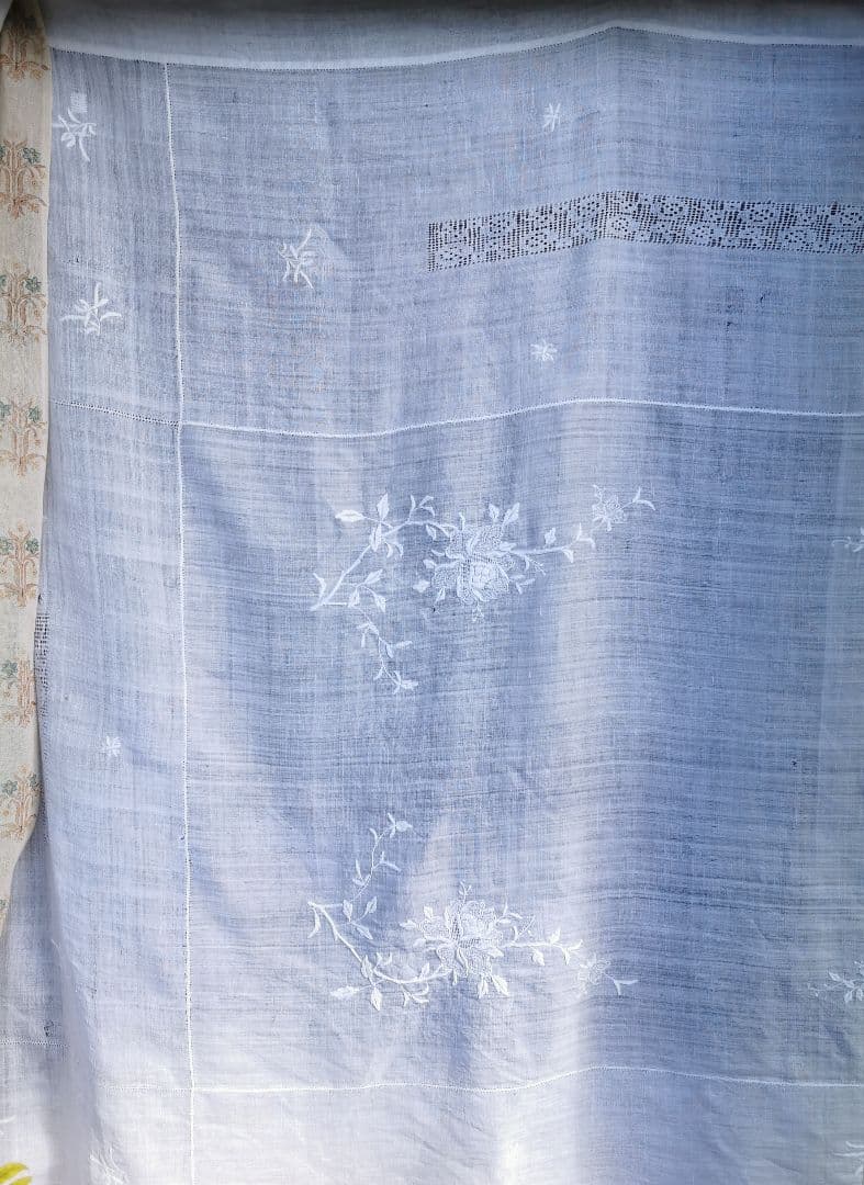 アンティークニードルワーク 昆虫＆薔薇刺繍フィレレース 大判シアークロスカーテン