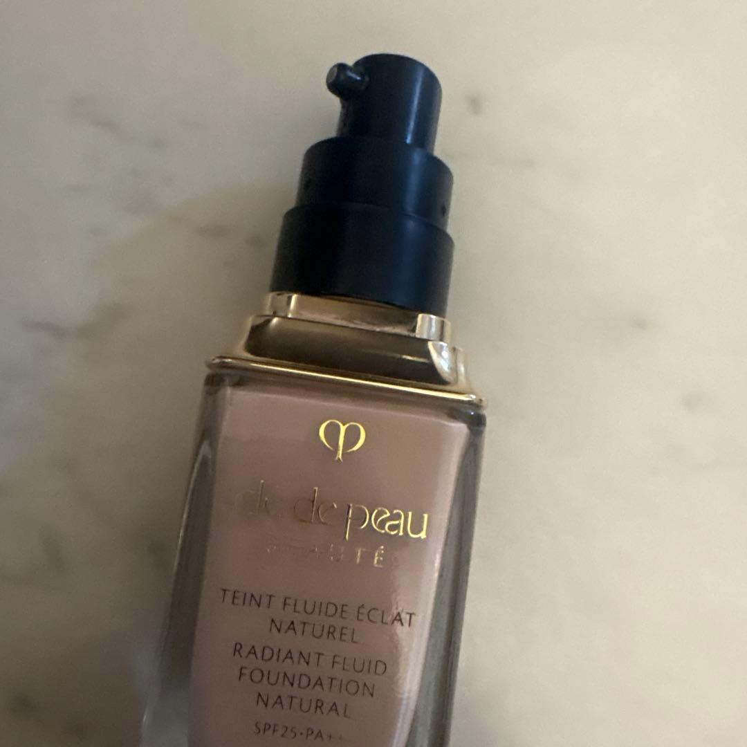 clé de peau BEAUTÉ リキッドファンデーション オークル10